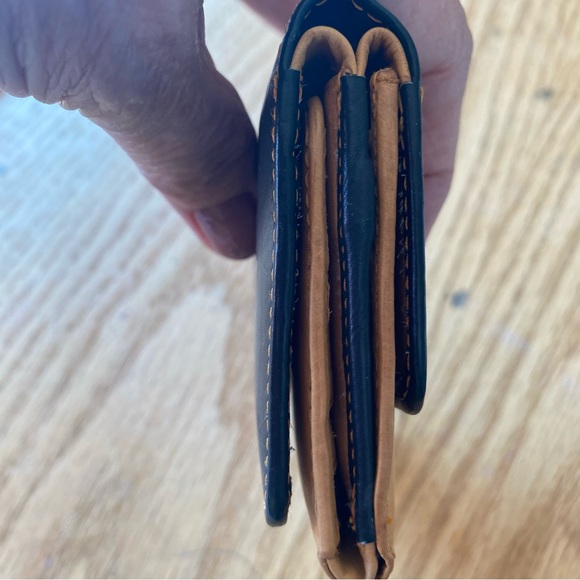 Leather trifold black/camel wallet EUC - Picture 4 of 9